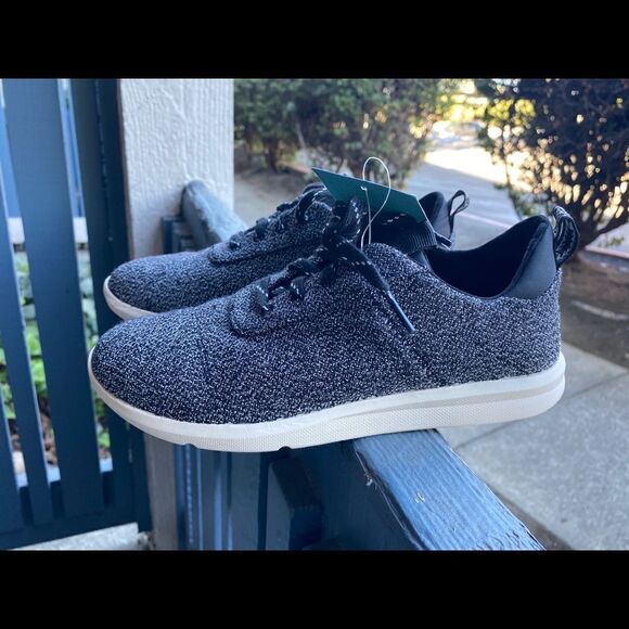 TOMS Women's The Cabrillo Sneaker Black Terry Sz 6 - Picture 1 of 8